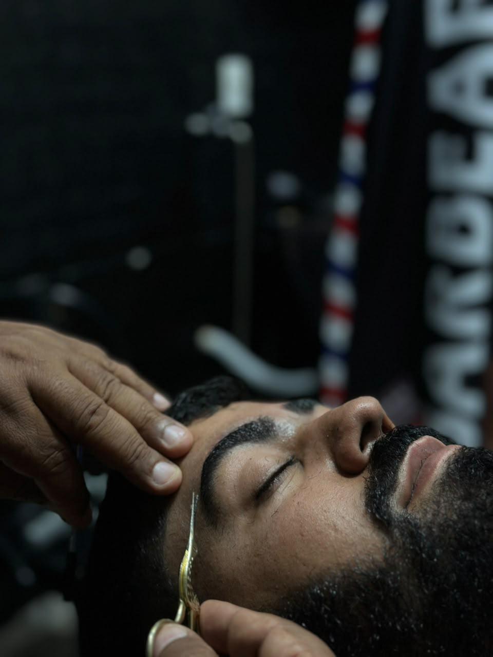 Interior da Barbearia Visual Novo com iluminação âmbar e violeta